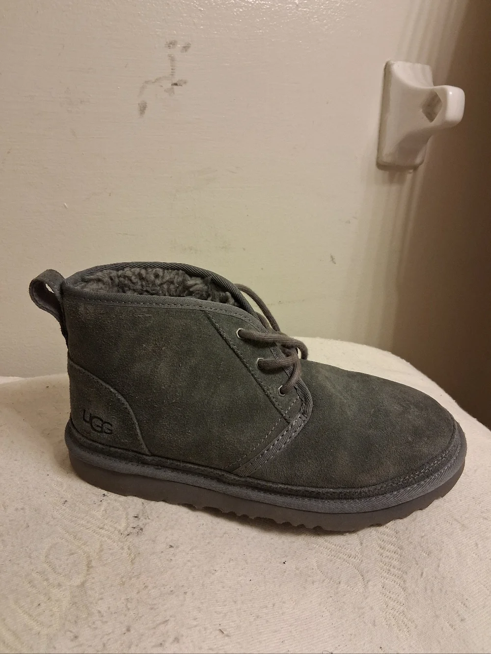 Mens UGG gray Suede Winter Boots with Sherpa Lining Sheepskin Size 6, Fit for 5